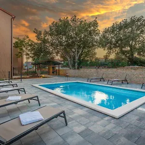 Apartment Cesare With Shared Pool, Ližnjan