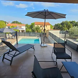 Apartment Bluemare With Shared Pool, Ližnjan