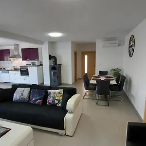 Apartment Bora, Ližnjan